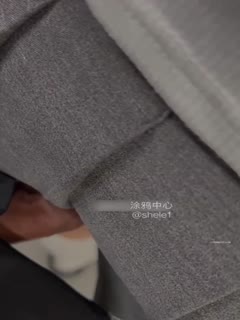 跟踪入裙子顶射性感短裙美少女。齐逼短裙真是太性感了，白色的内裤若隐若现，长长硬硬的钢枪顶进了裙子里，直顶性感小内裤后庭，大胆的来回摩擦再摩擦，小美女一动不动不知道是享受中还是不敢反抗，小屁股微微的颤抖着……越颤抖越顶得厉害，最后顶得太猛钢枪最终顶射了美女性感一屁股