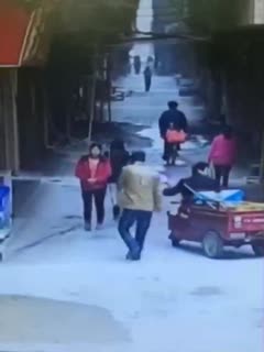 干了我想干又不敢干的事！扒妹子裙子