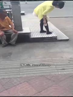 艺高人胆大，马路上射妹子一腿