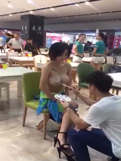 听妈妈的话~别人在看漫画，而我在学画画