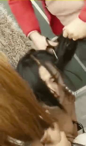 河南服装店长当小三，被原配带姐妹围堵当众扒光衣服，拿出剪刀剪头发颜值身材相当奈斯啊。