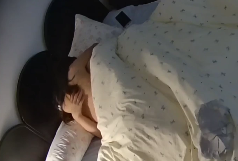 民宿酒店 11-22 一对讲究人 进来先换了床单 美女胸又大又挺 毛也多 很戳我性癖 遗憾戴套没内射