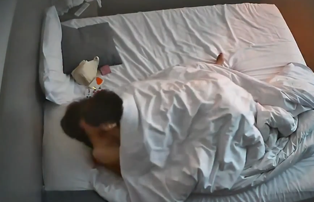 上帝视角 12-4 酥胸小美女还有点害羞哟 不关灯还不给操 不耐不住小男友的坚持 还是开灯被操咯