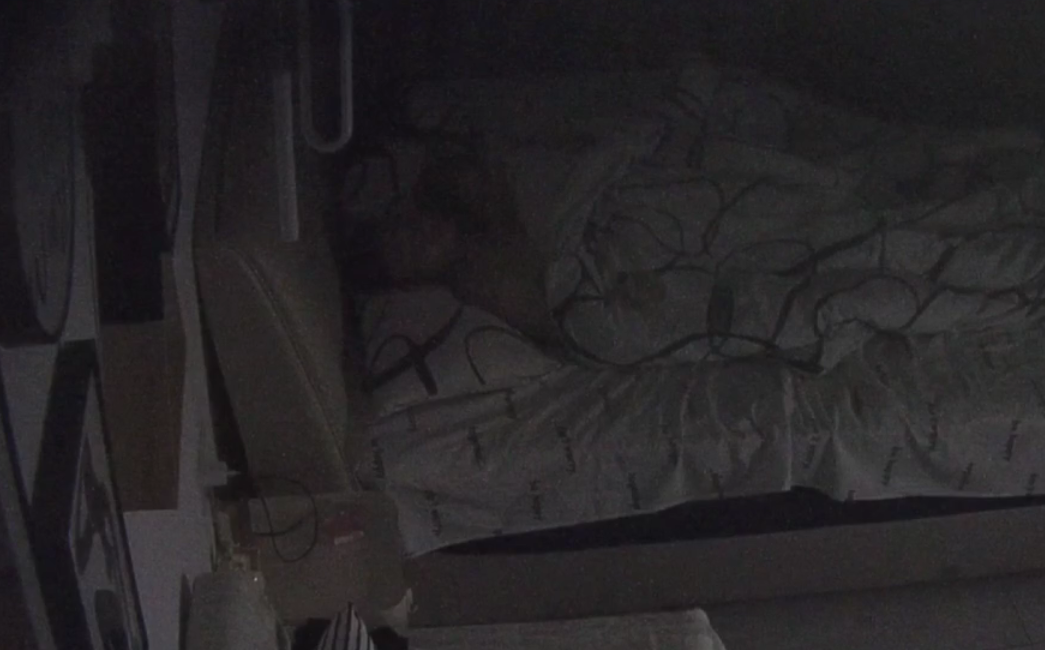 大学城 12-4 女生衣服还没脱 男人就撩开裙子舔逼 操到中途不过瘾 把女生拉起来舔鸡巴 最后直接口爆