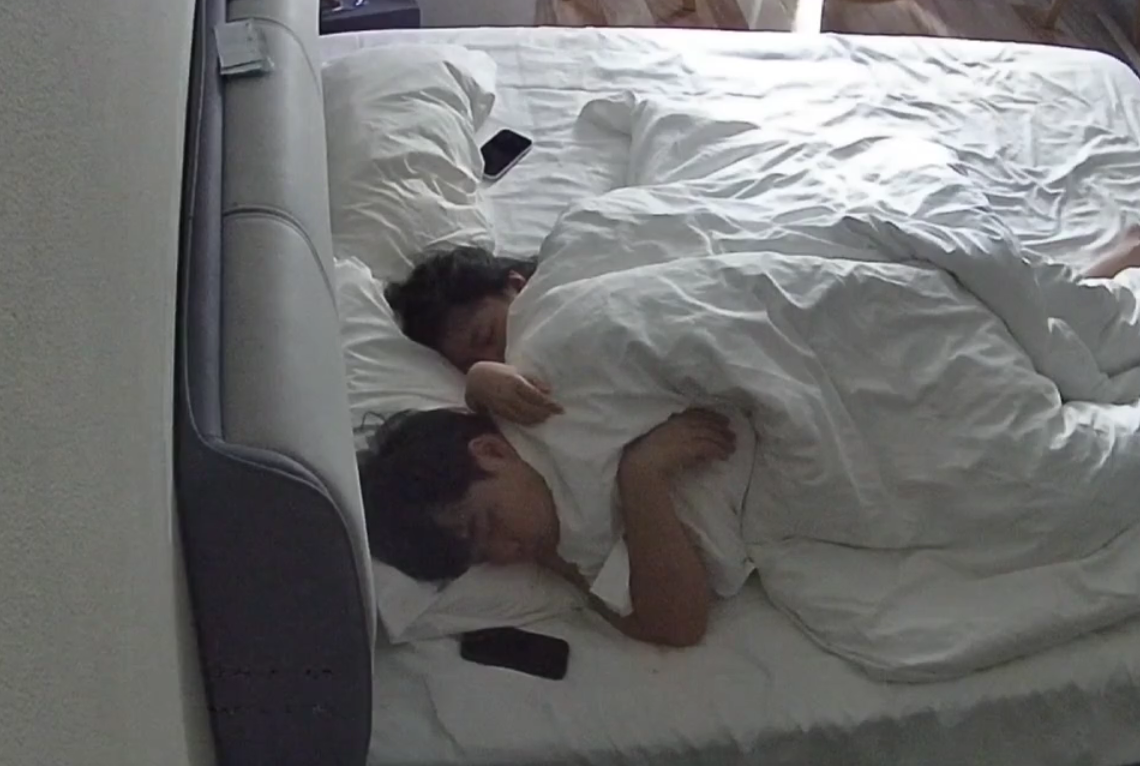 民宿酒店 12-9 眼镜妹包反差的 微胖眼镜少妇被男人暴操调教后主动舔鸡巴 后续更新