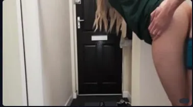 [欧美] 绿帽癖夫妇玩很大～老婆搭讪快递员被中出，老公在一旁看活春宫！-绿奴性癖