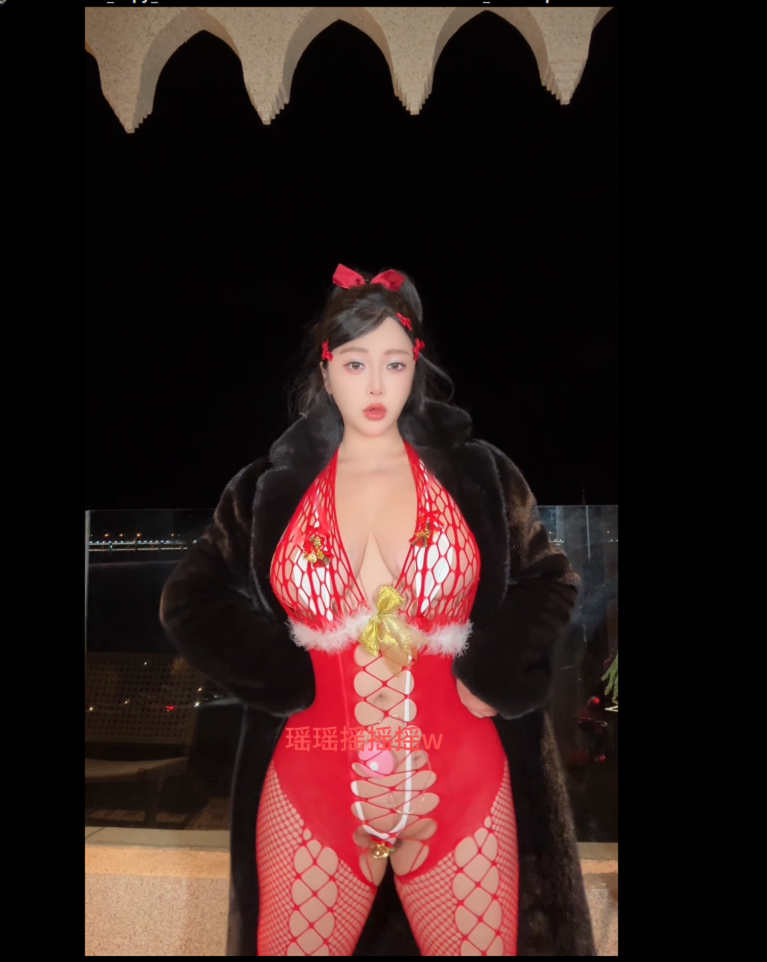 【微博巨乳】小王同学瑶瑶摇摇摇付费圣诞炮机插逼福利