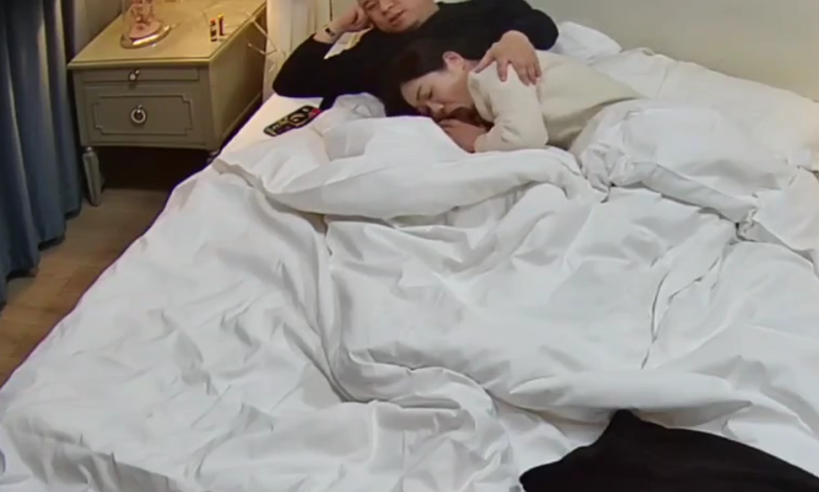 公寓酒店 1-15 这光头有点东西 不仅强压女人头给他含屌 还随身带润滑喷雾 最后更是射了女人一屁股精液