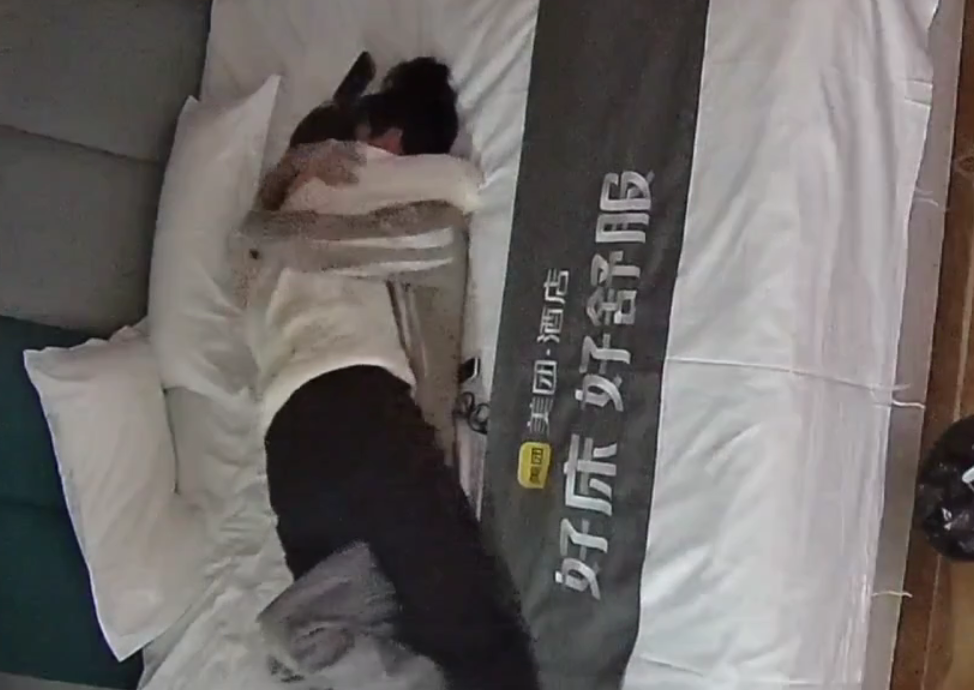 大学城 1-27 大学生情侣 女生是个眼镜妹 模样身材都在线 年轻的奶子又白又挺 大小刚刚好 萌化老夫