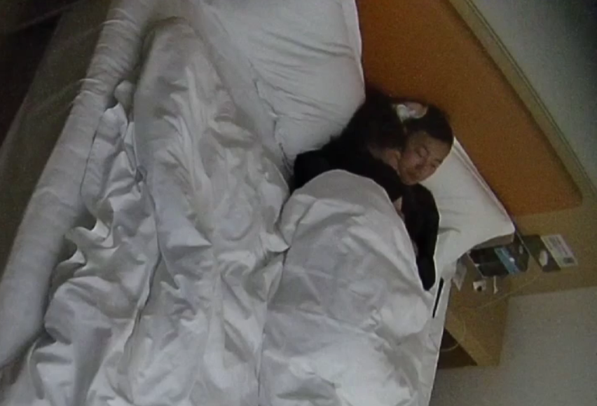 大学城 1-24 中年夫妻欢乐多 女人在男人面前很依赖活泼 男人有点人到中年不得已的无奈 女人奶子不错