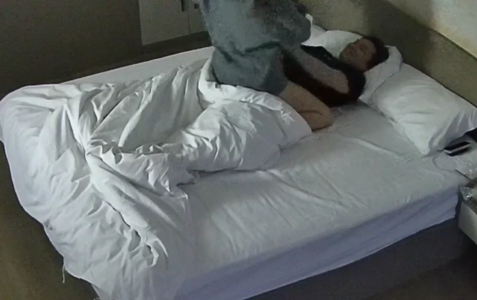 大学城 1-24 大学生模样情侣开个钟点房打炮 男人激情满满 女人好像兴趣缺缺 敷衍配合男人赶紧完事儿