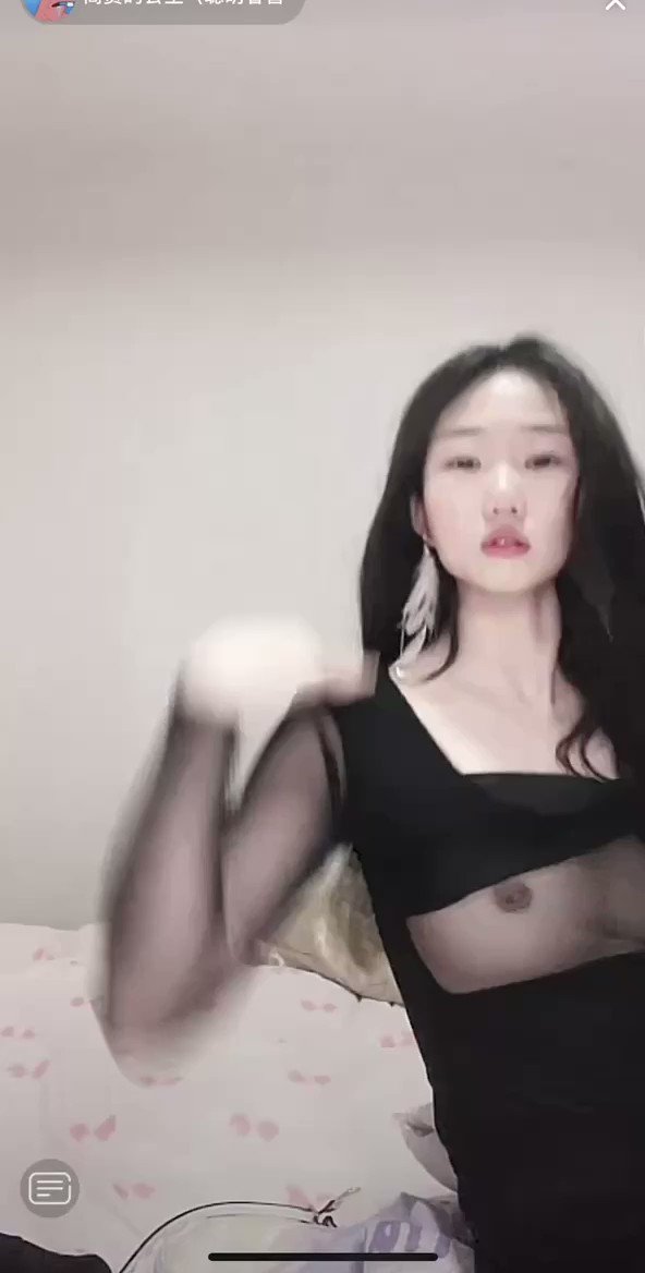 抖音直播 主播发现自己走光 这表情还是很到位的哈