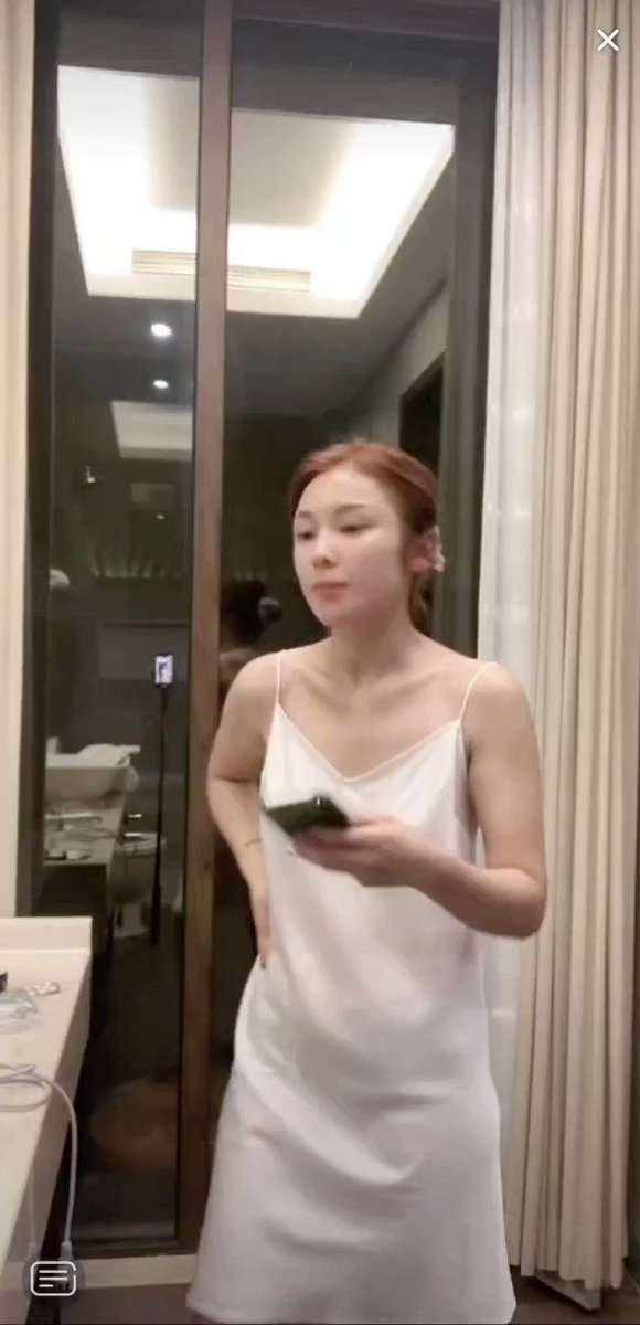 还以为要洗澡呢 上厕所看个屁  股