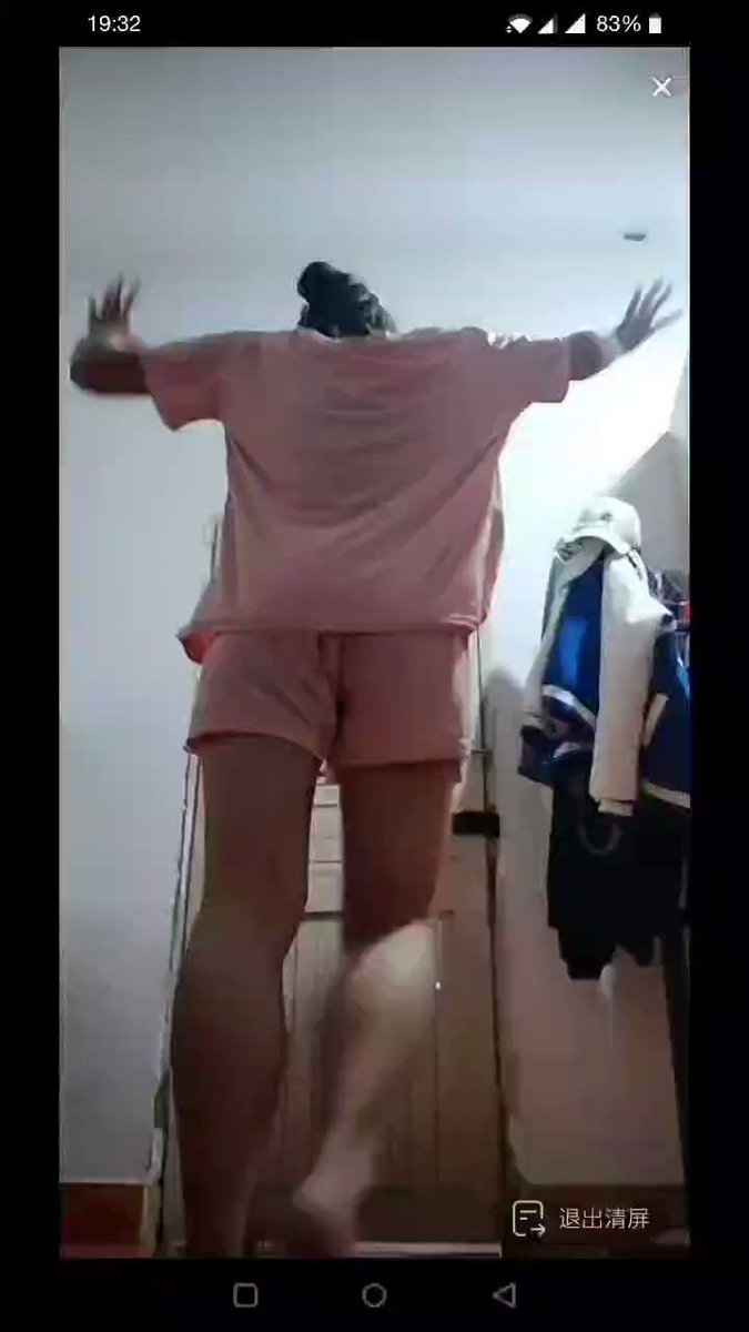 这倒立摔得不轻啊 把奶子都甩出来了